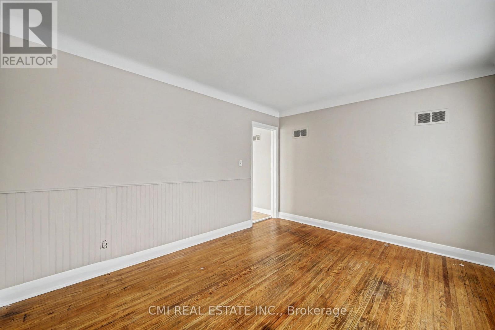 68 Queen Street S Property Photo 6