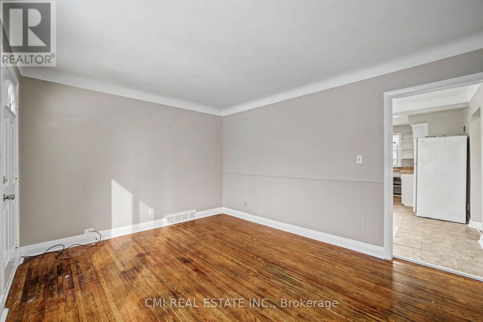 68 Queen Street S Property Photo 7