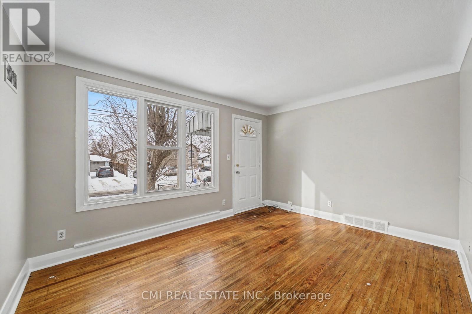68 Queen Street S Property Photo 8