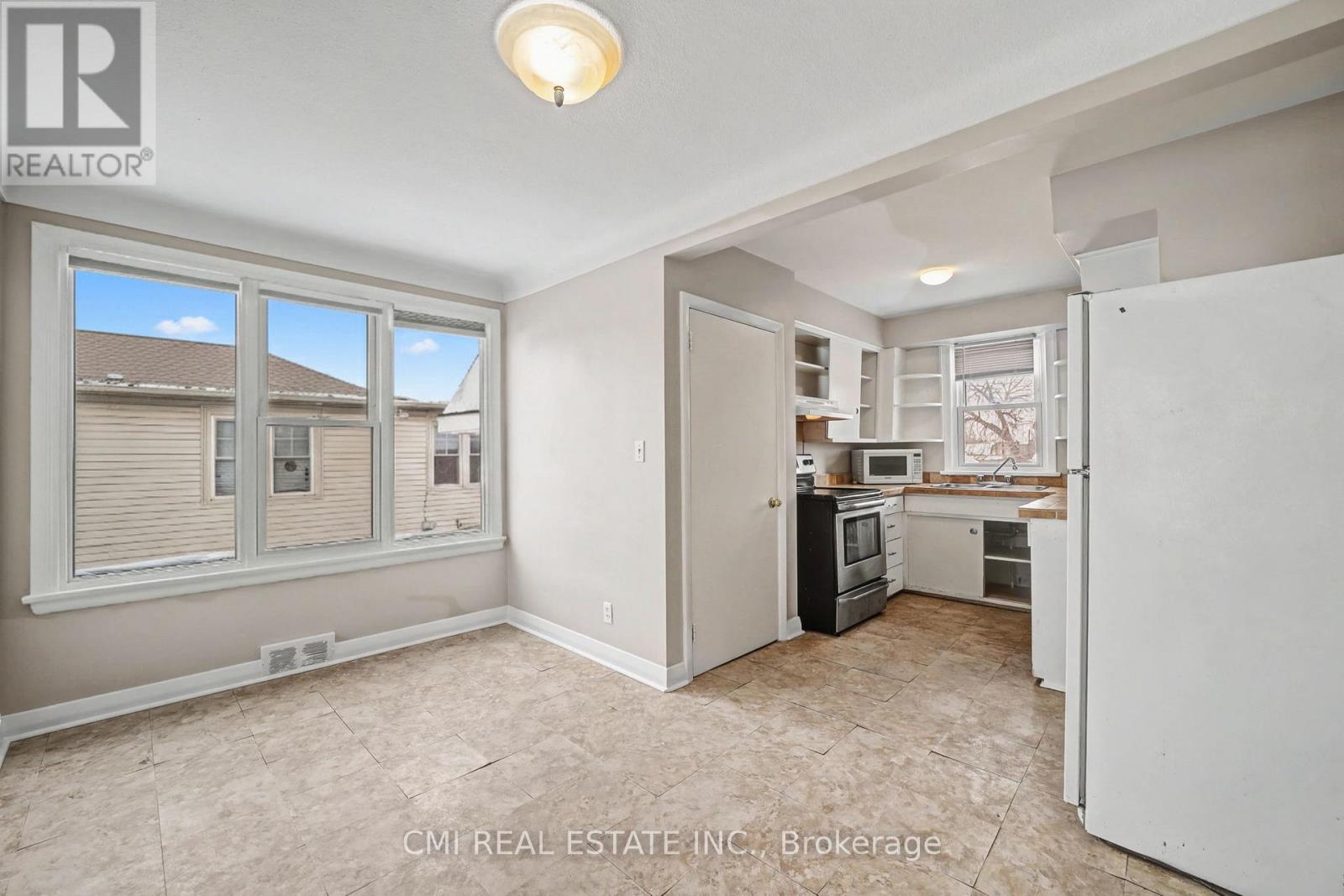 68 Queen Street S Property Photo 9