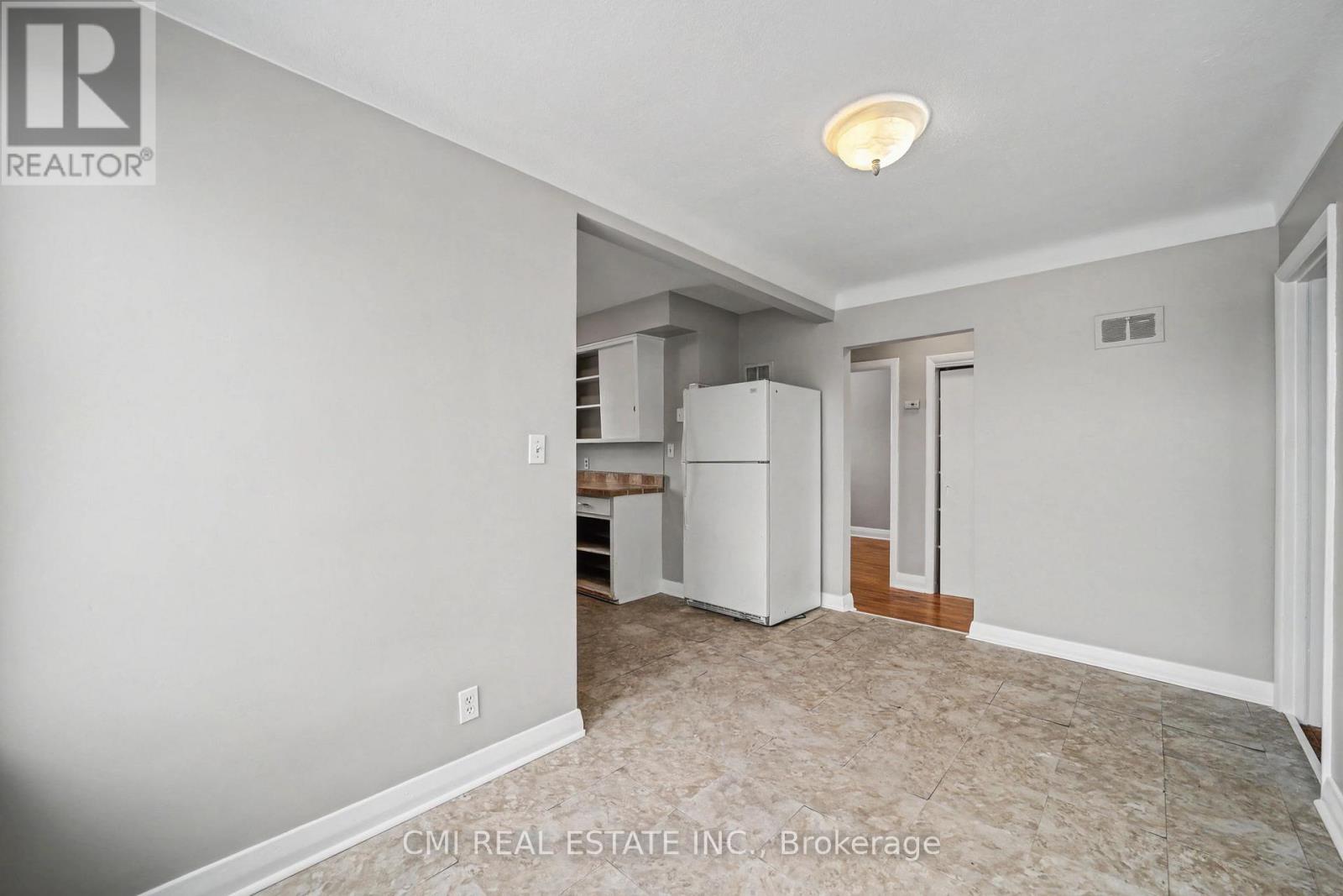 68 Queen Street S Property Photo 10