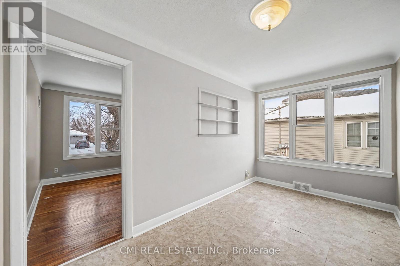 68 Queen Street S Property Photo 11