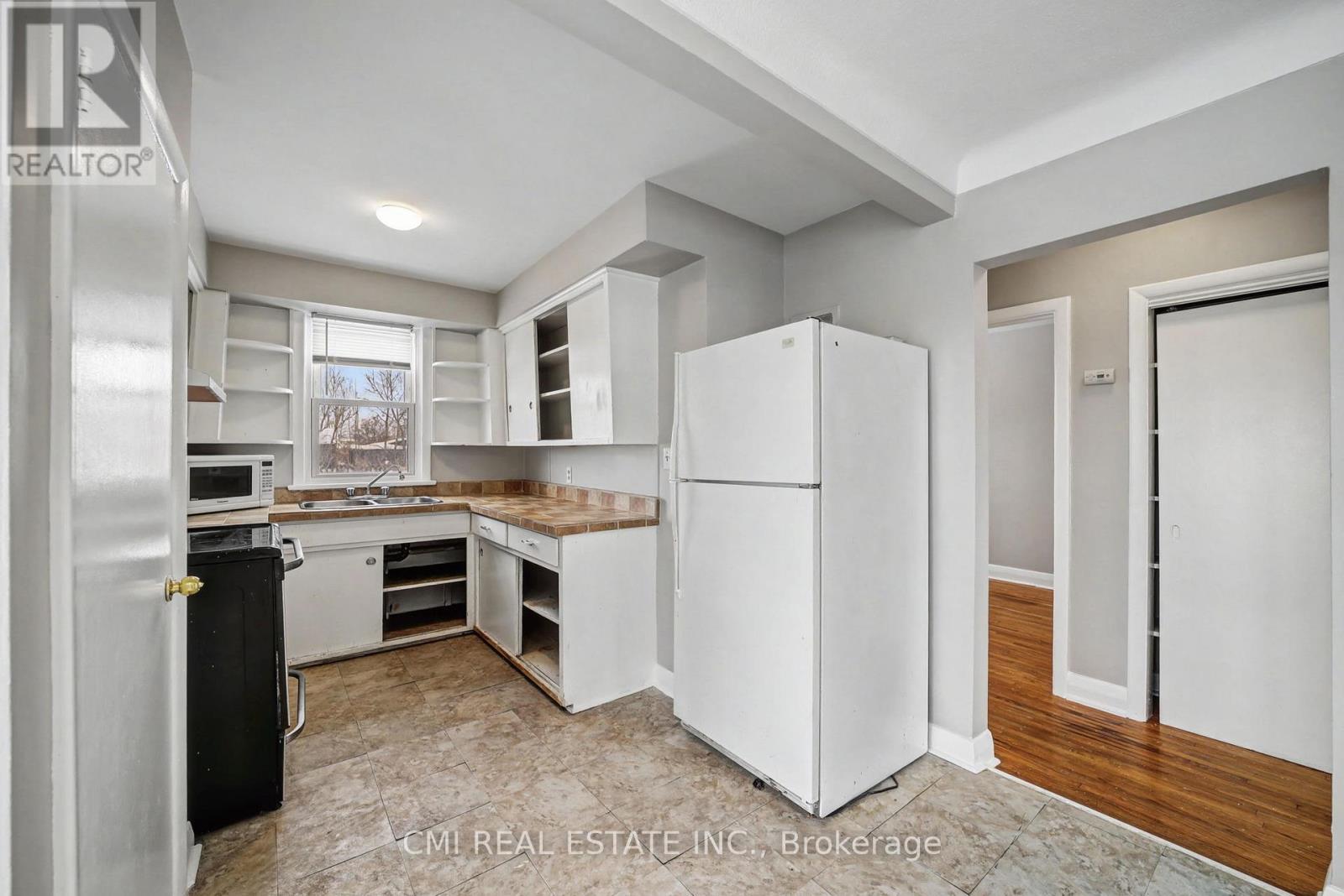 68 Queen Street S Property Photo 12