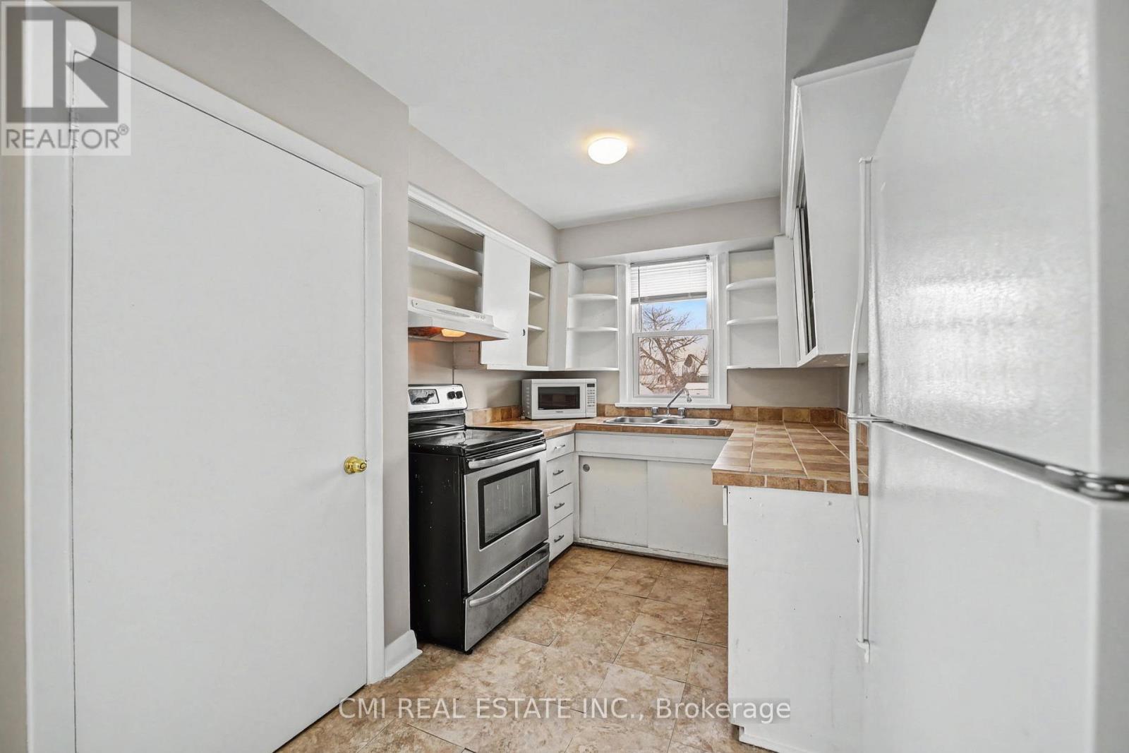 68 Queen Street S Property Photo 15