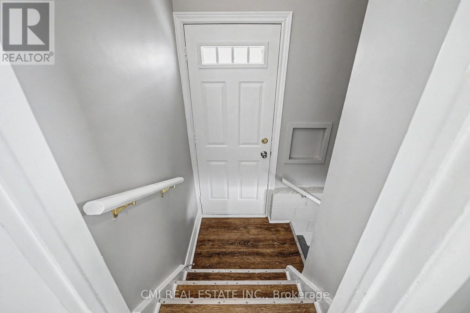 68 Queen Street S Property Photo 18