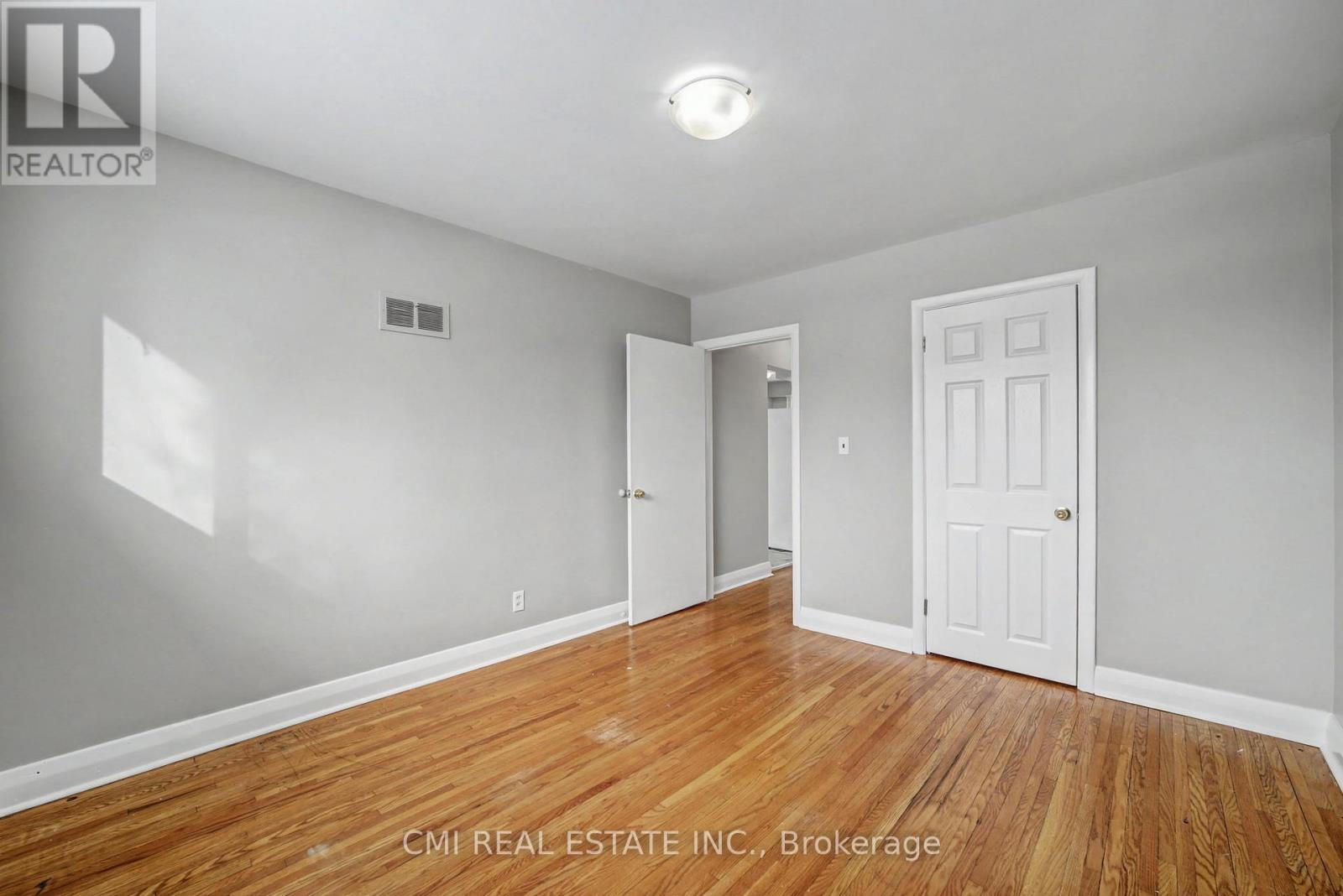 68 Queen Street S Property Photo 22
