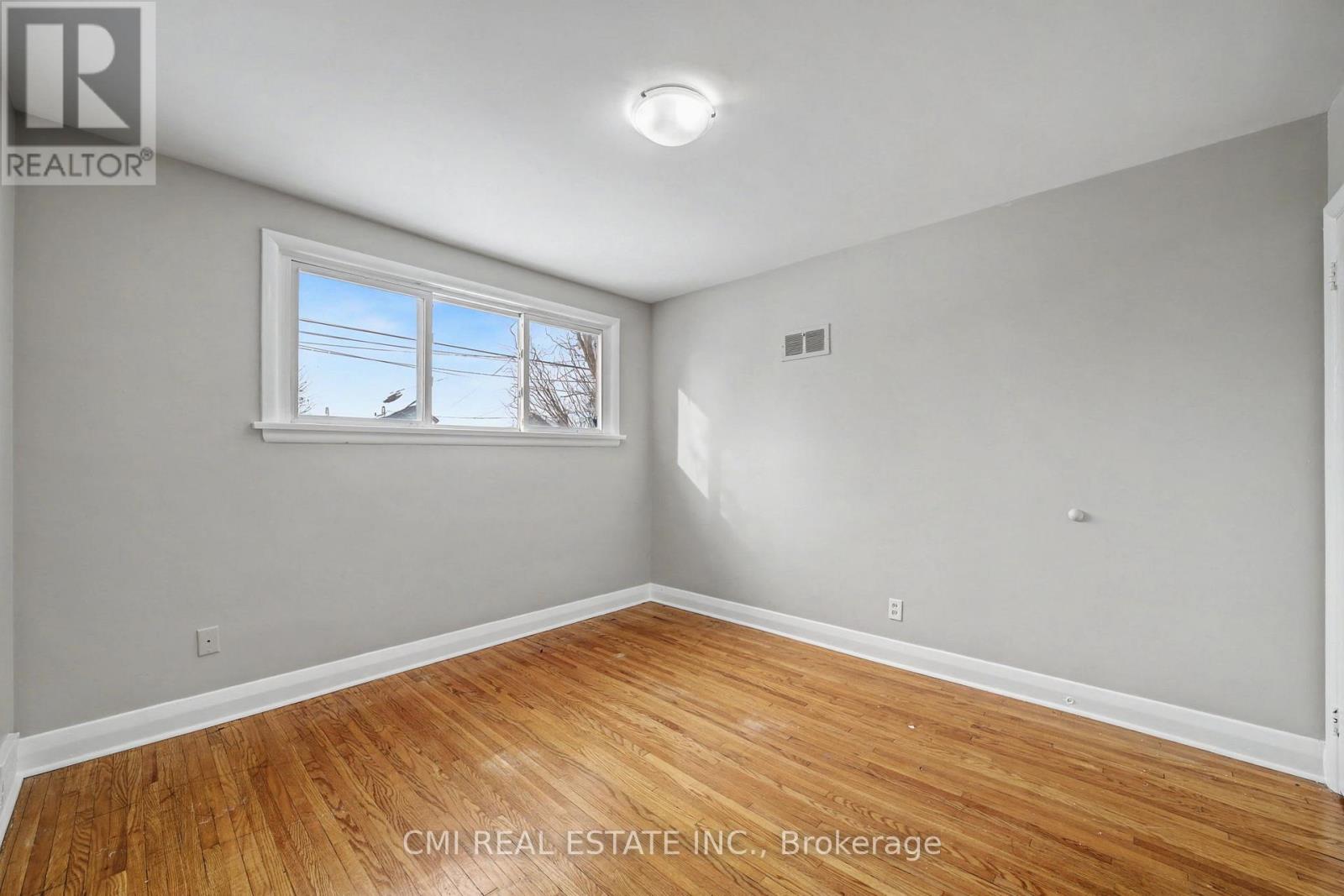 68 Queen Street S Property Photo 23