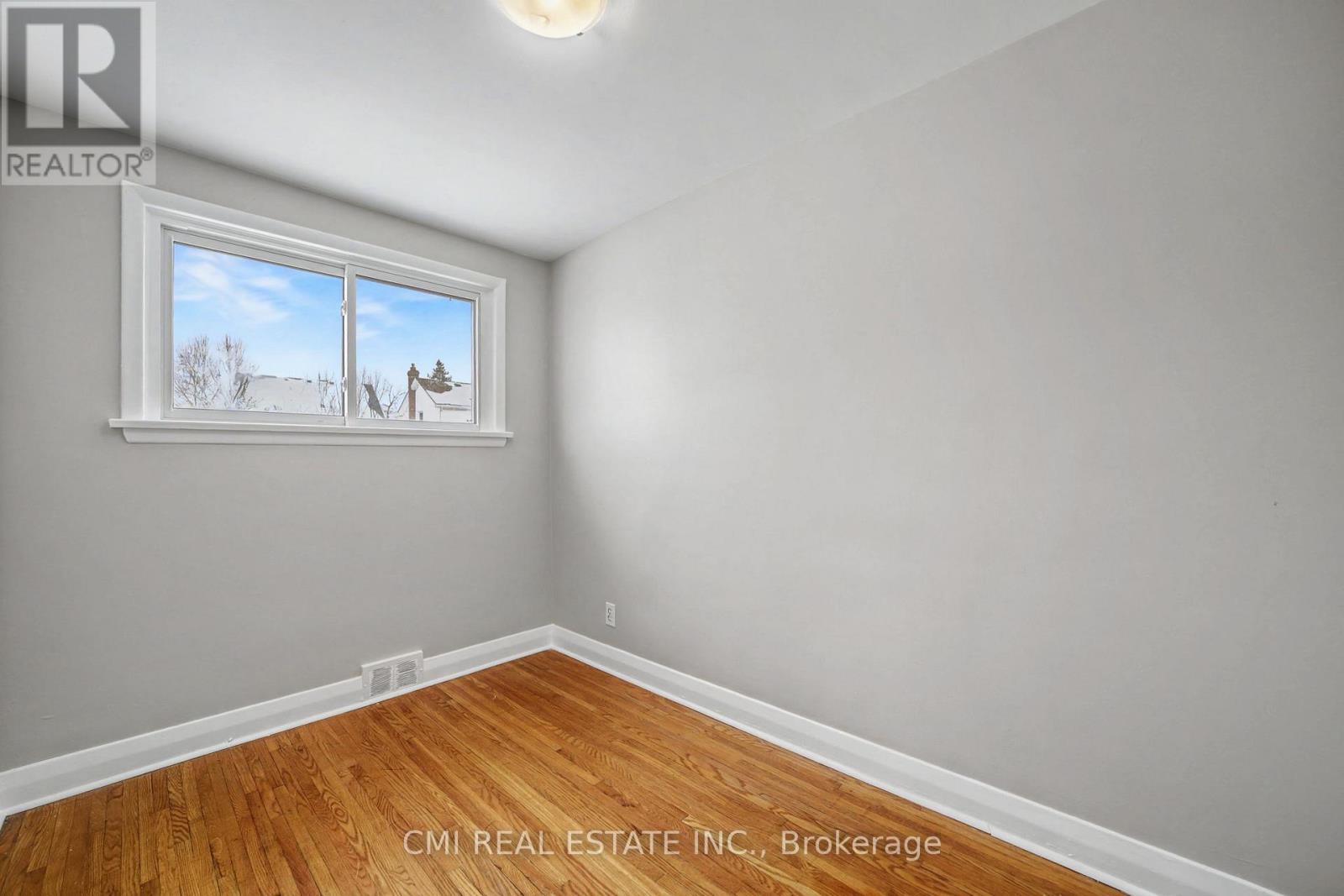 68 Queen Street S Property Photo 24
