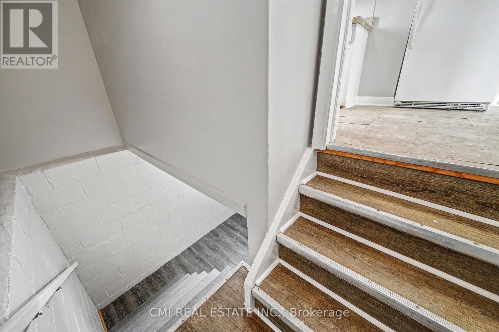 68 Queen Street S Property Photo 28