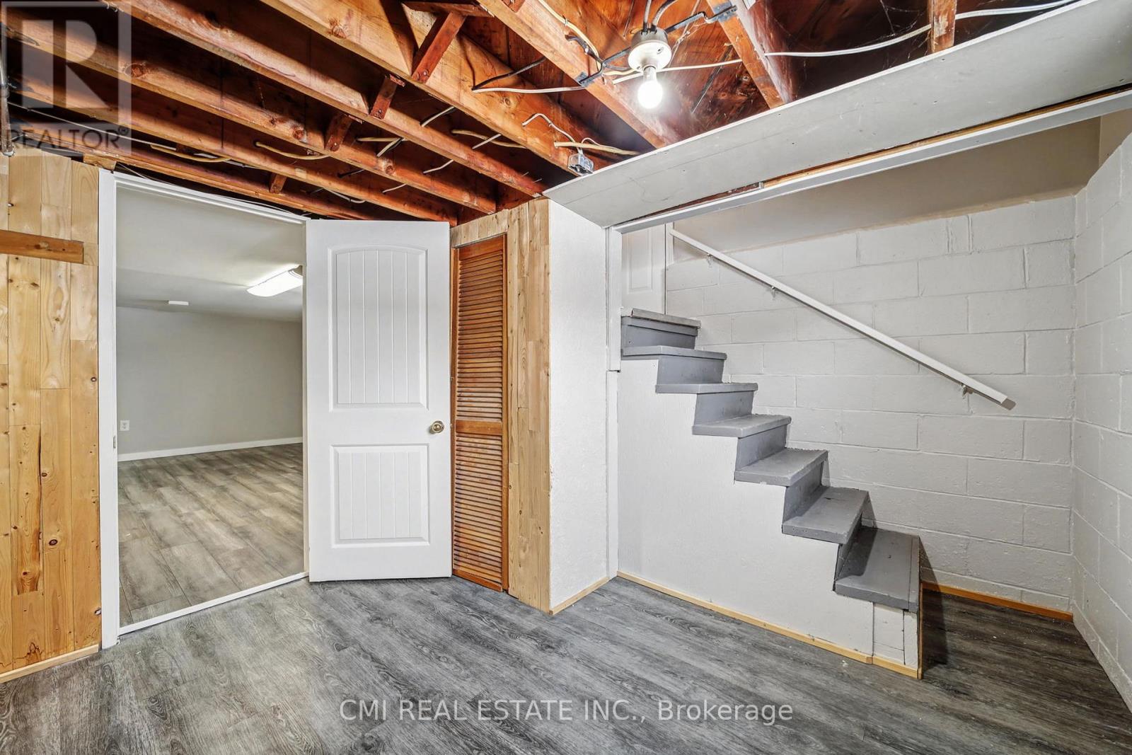68 Queen Street S Property Photo 30