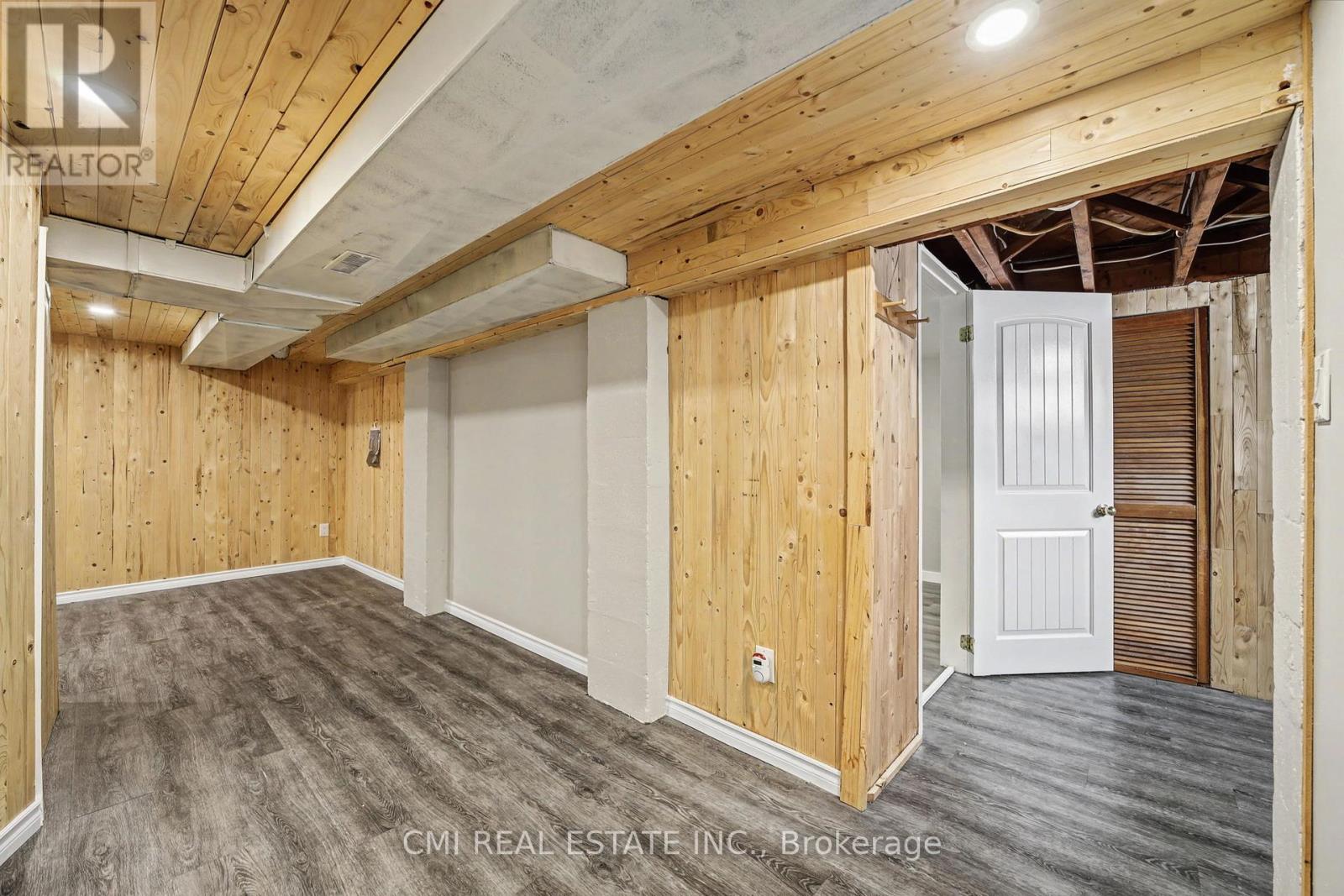 68 Queen Street S Property Photo 32