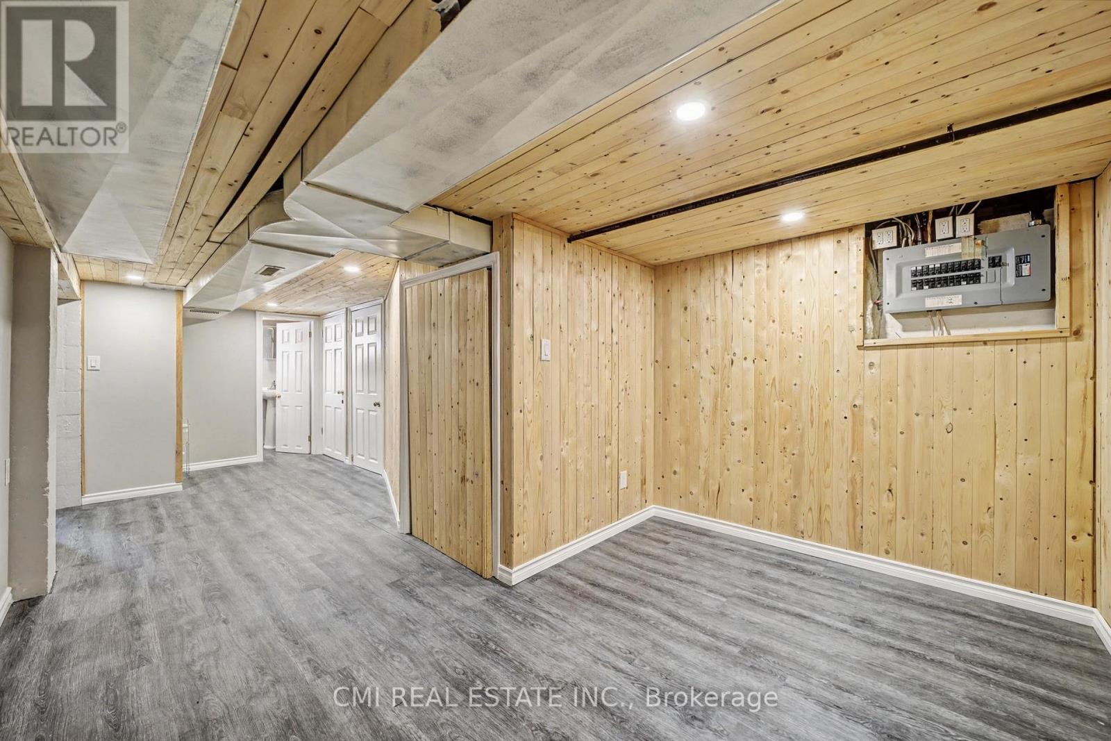 68 Queen Street S Property Photo 33