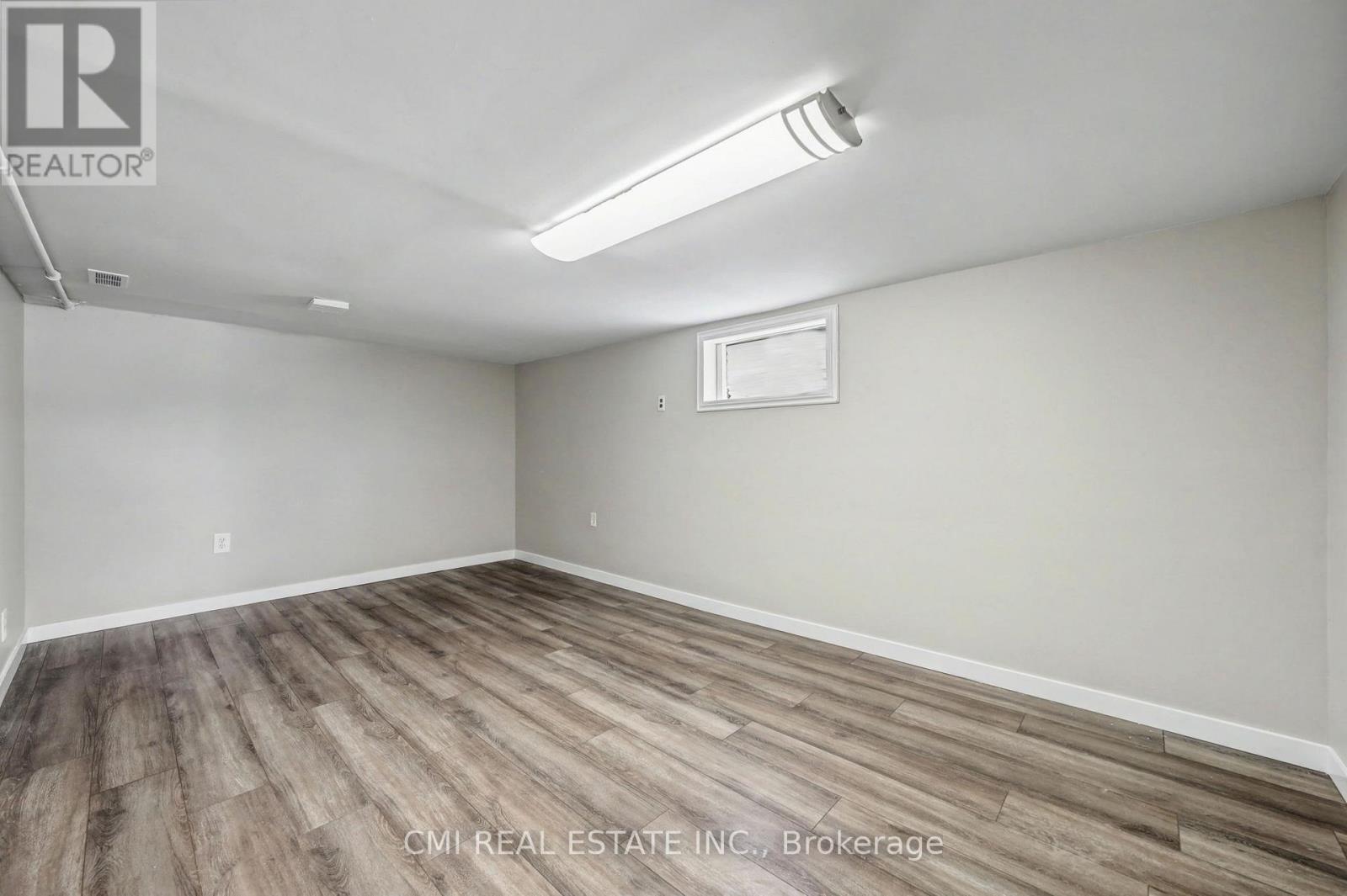 68 Queen Street S Property Photo 35