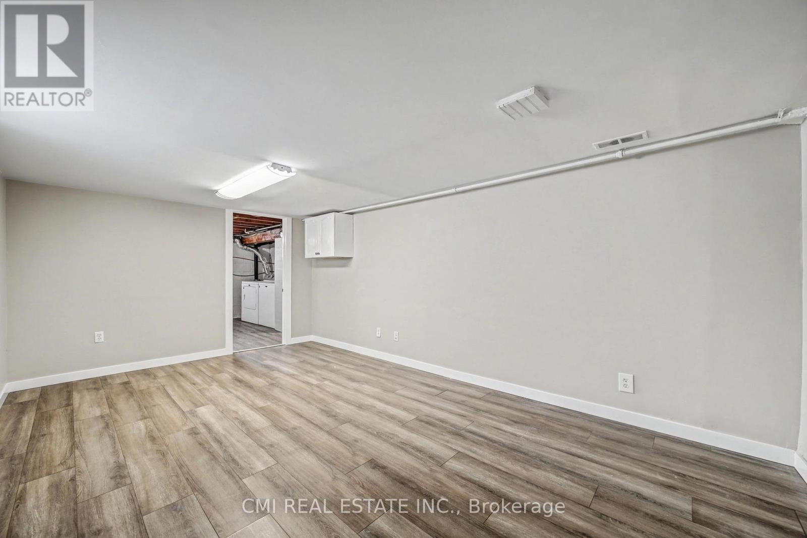 68 Queen Street S Property Photo 36