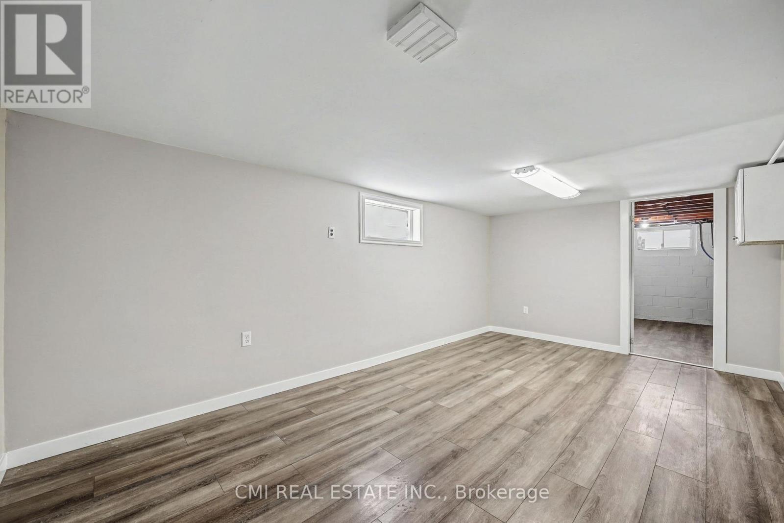 68 Queen Street S Property Photo 37