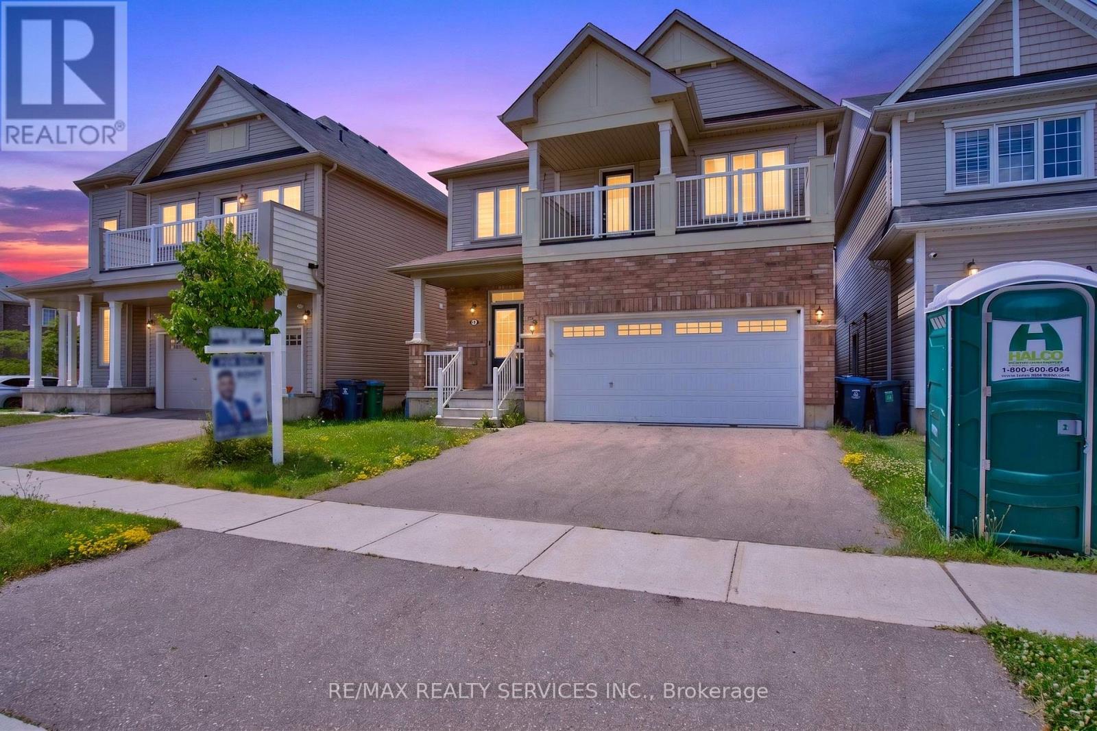 8 MUNRO CIRCLE
