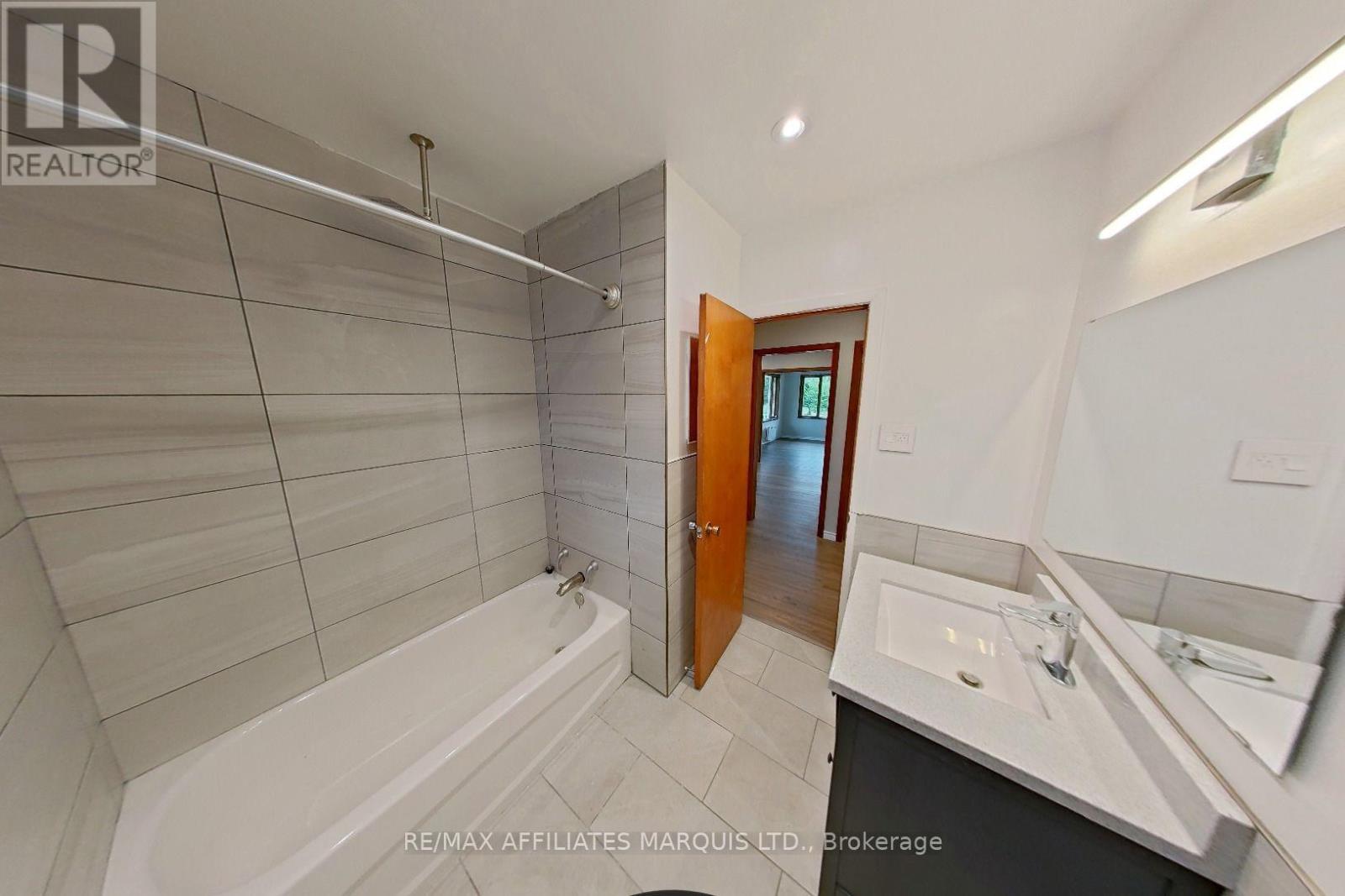 777 Sandfield Crescent Property Photo 9