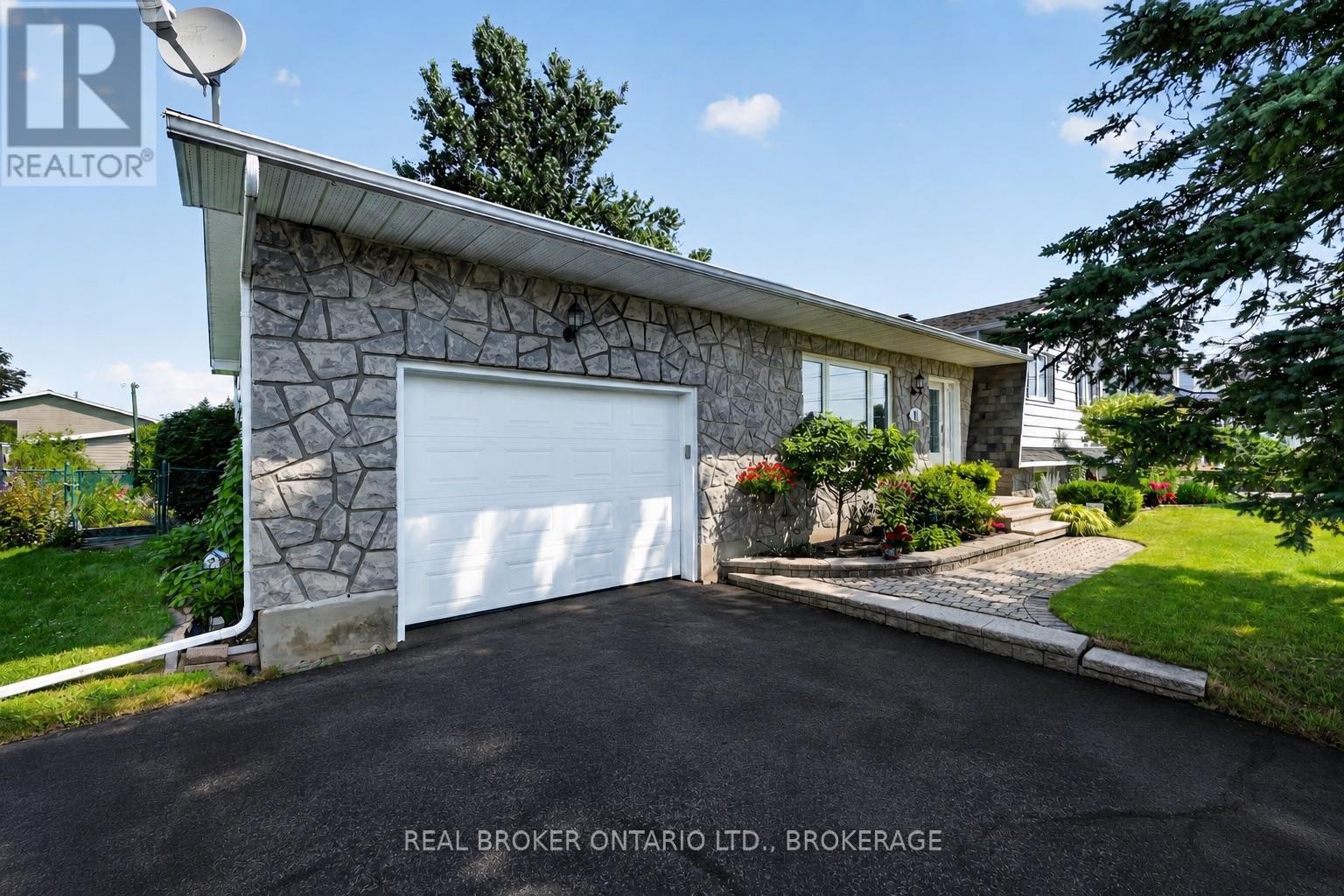 11 Albert Street Property Photo 2