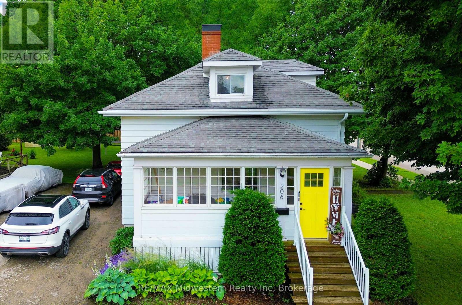 206 Union Street E Property Photo 1