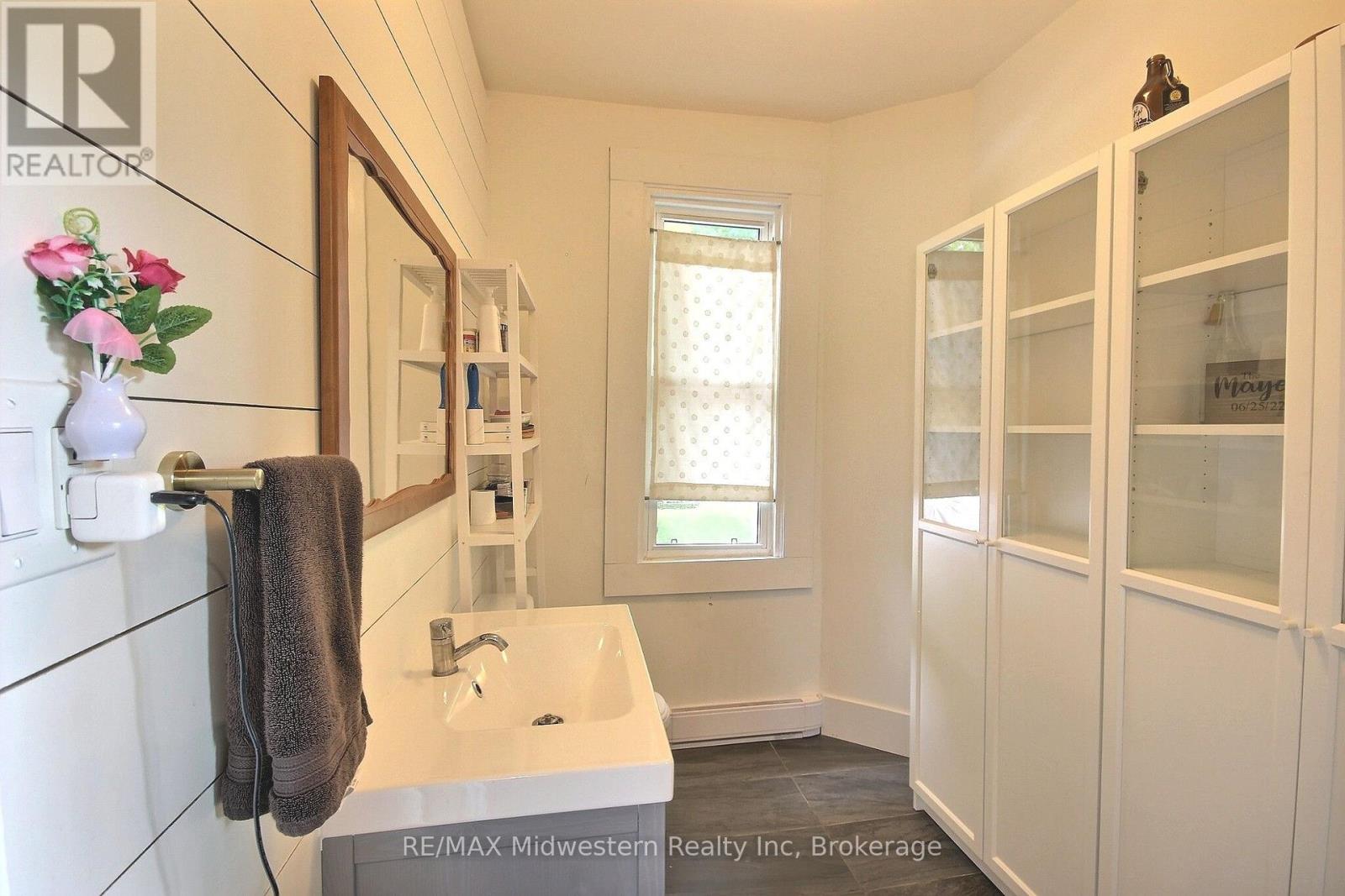 206 Union Street E Property Photo 2