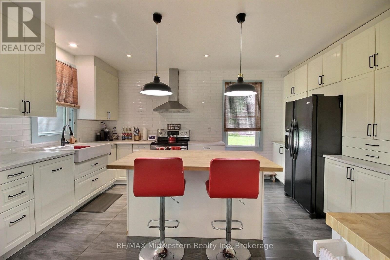 206 Union Street E Property Photo 4