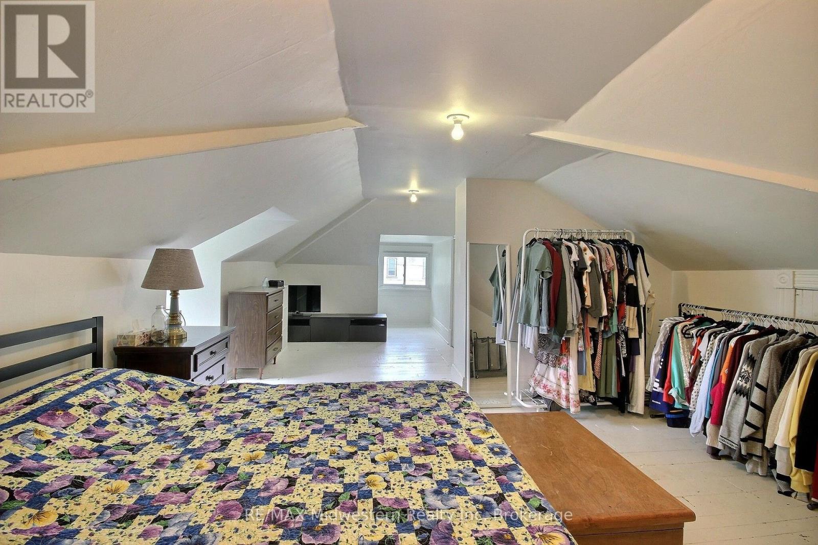206 Union Street E Property Photo 14