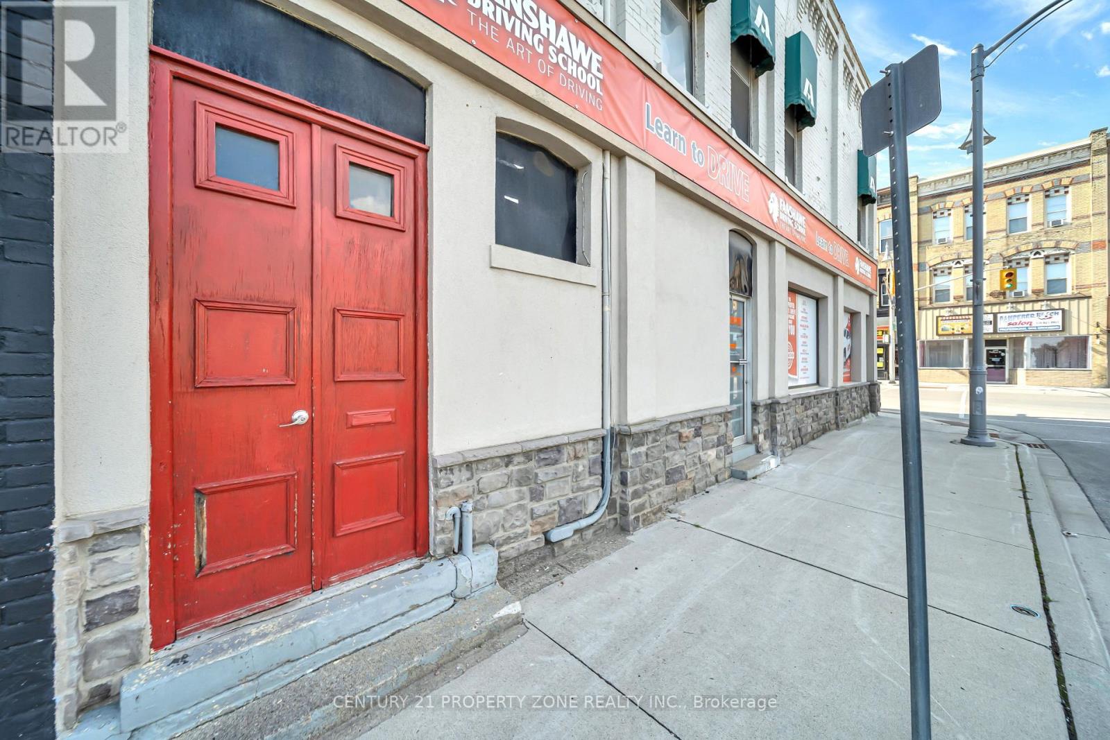 370 Talbot Street Property Photo 17