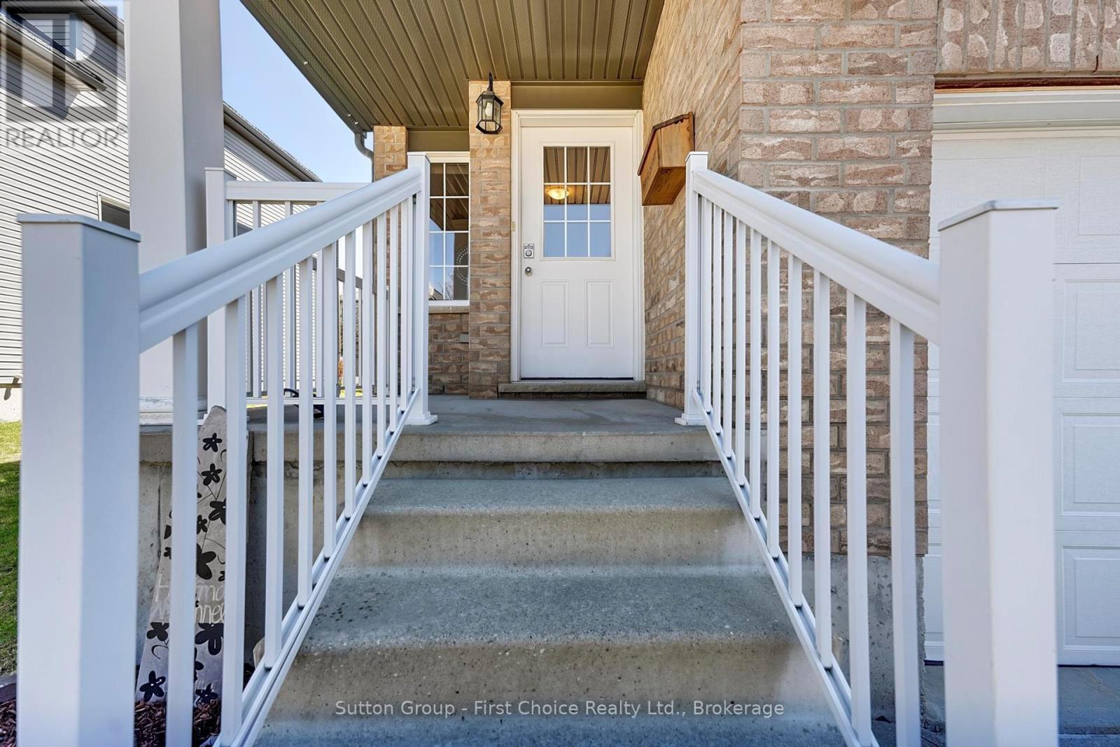 670 Reid Crescent Property Photo 5