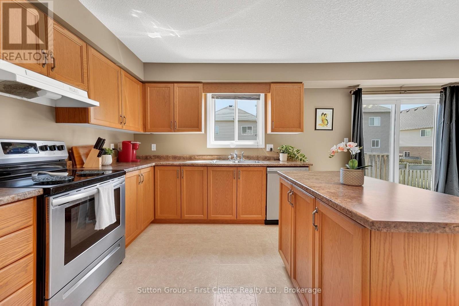 670 Reid Crescent Property Photo 14
