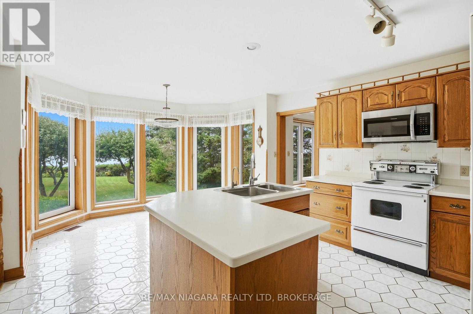599 Lakeshore Road E Property Photo 9