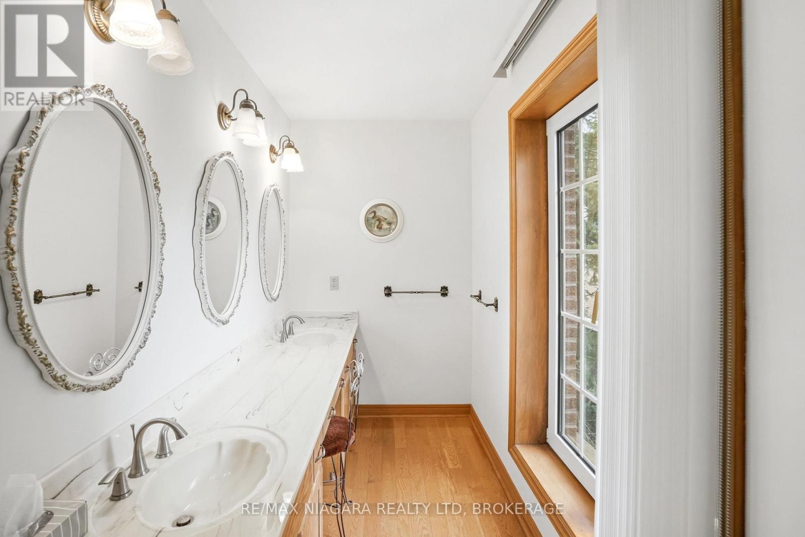 599 Lakeshore Road E Property Photo 36