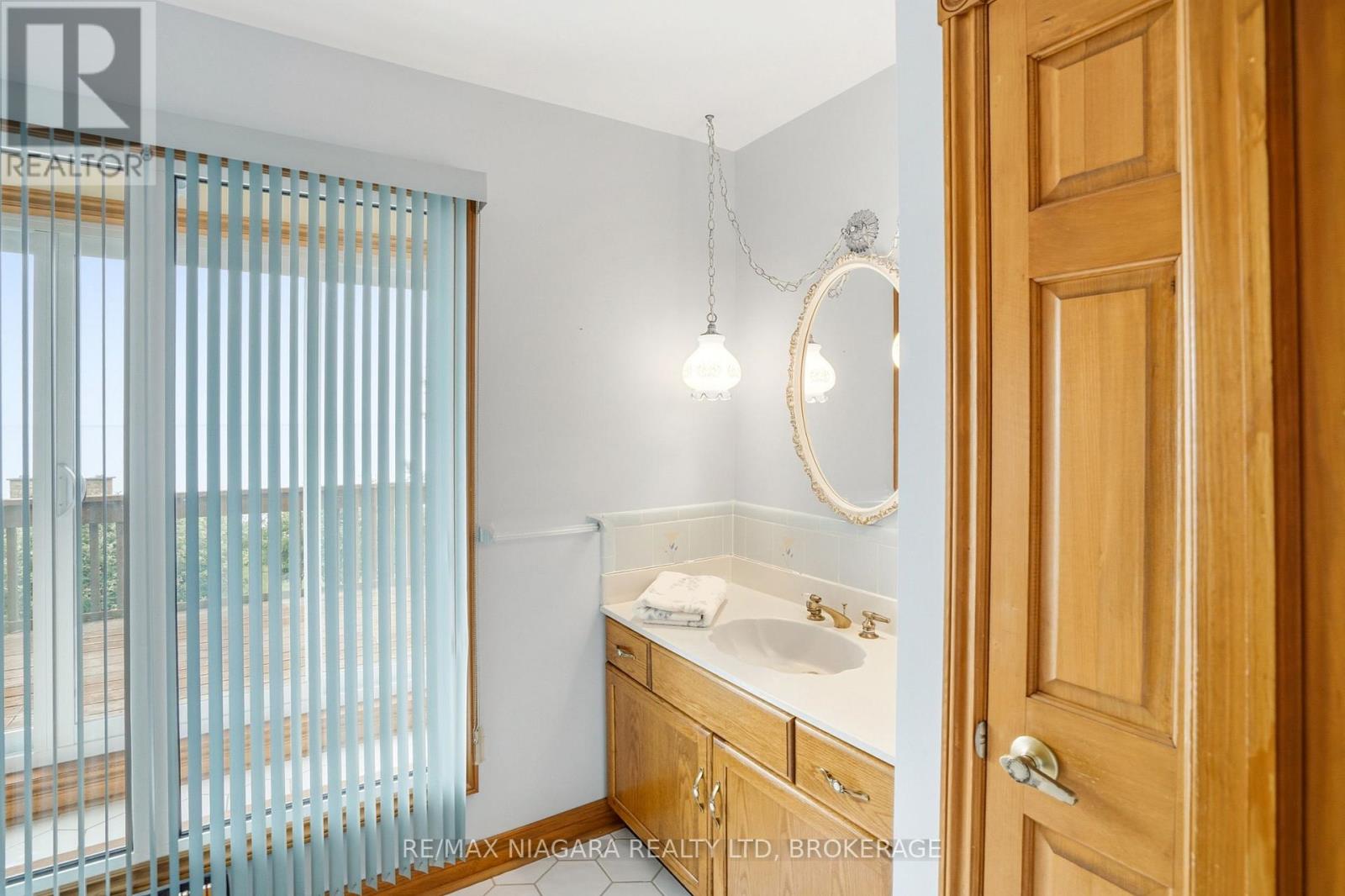 599 Lakeshore Road E Property Photo 38