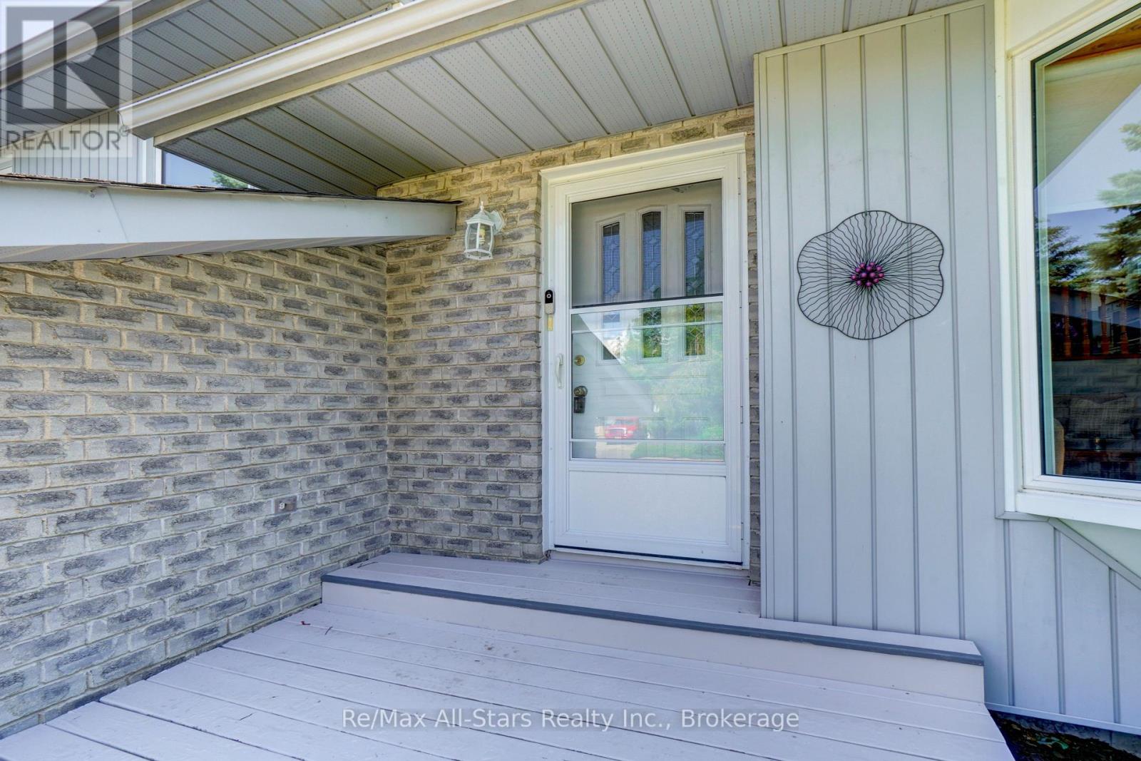 16 Cedartree Lane Property Photo 3