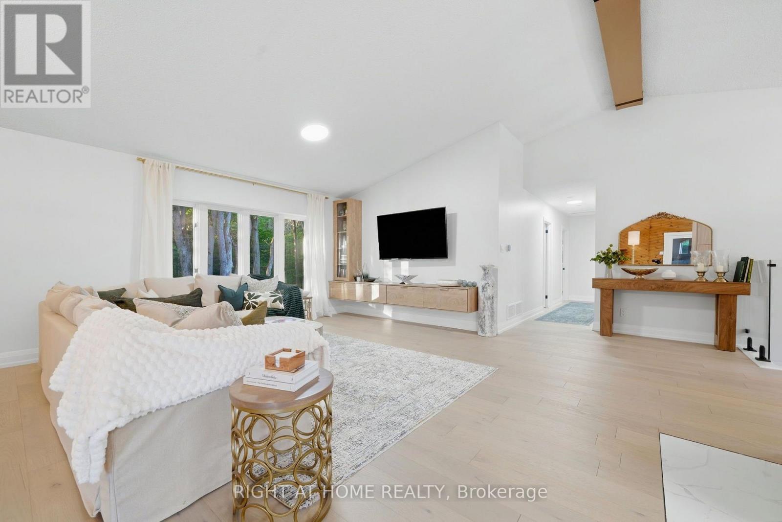 5609 4th Line Property Photo 6