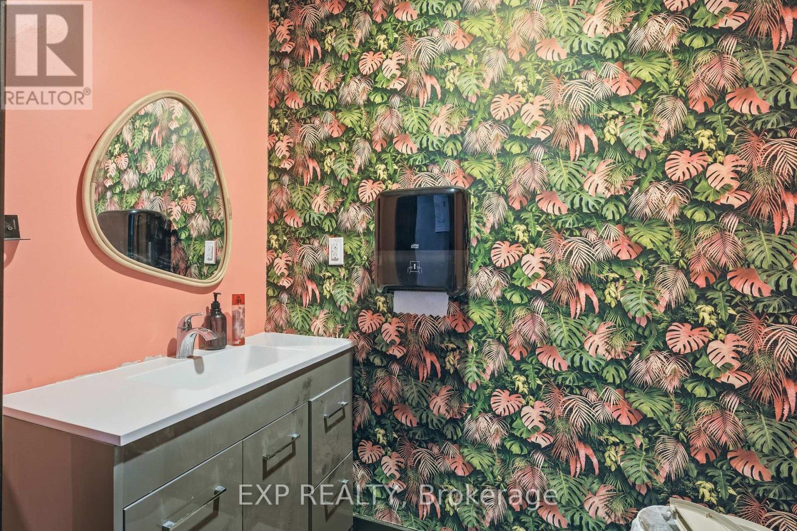 301 Barton Street E Property Photo 6