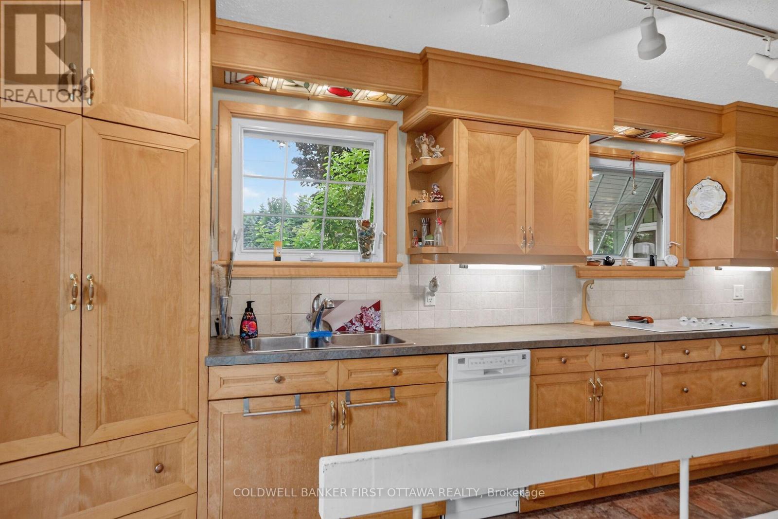2014 River Road N Property Photo 13