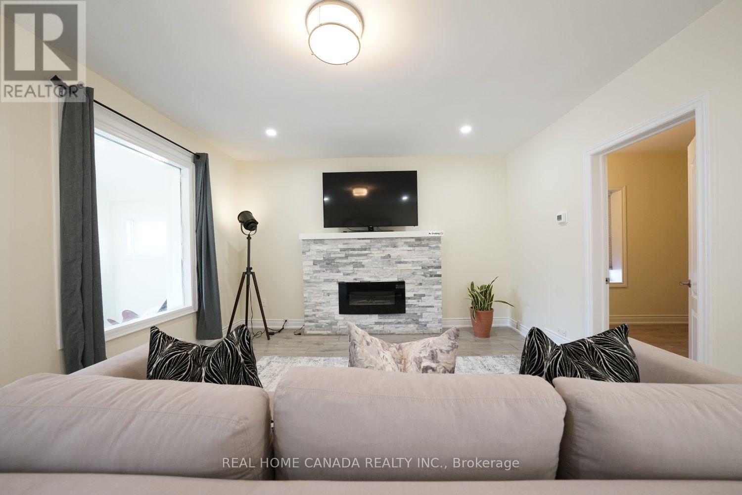 5262 Kitchener Street Property Photo 6