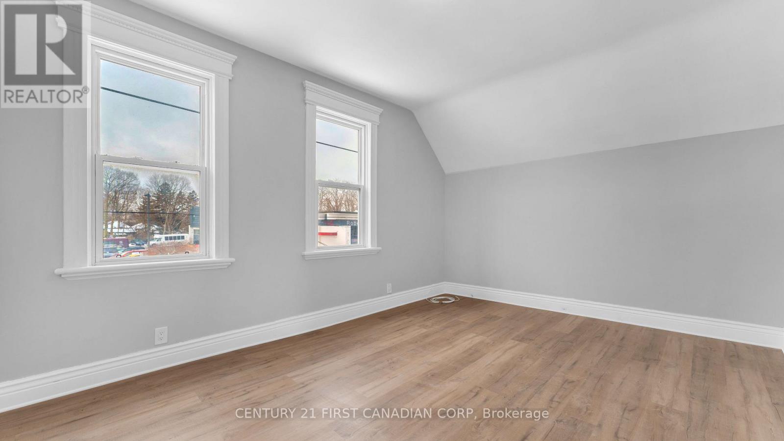 118 Wharncliffe Road S Property Photo 4