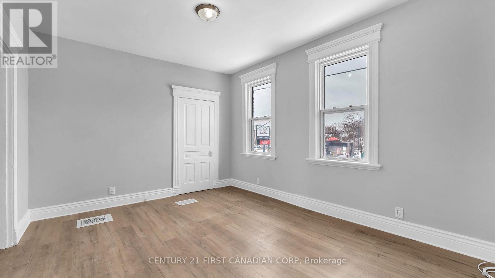 118 Wharncliffe Road S Property Photo 5