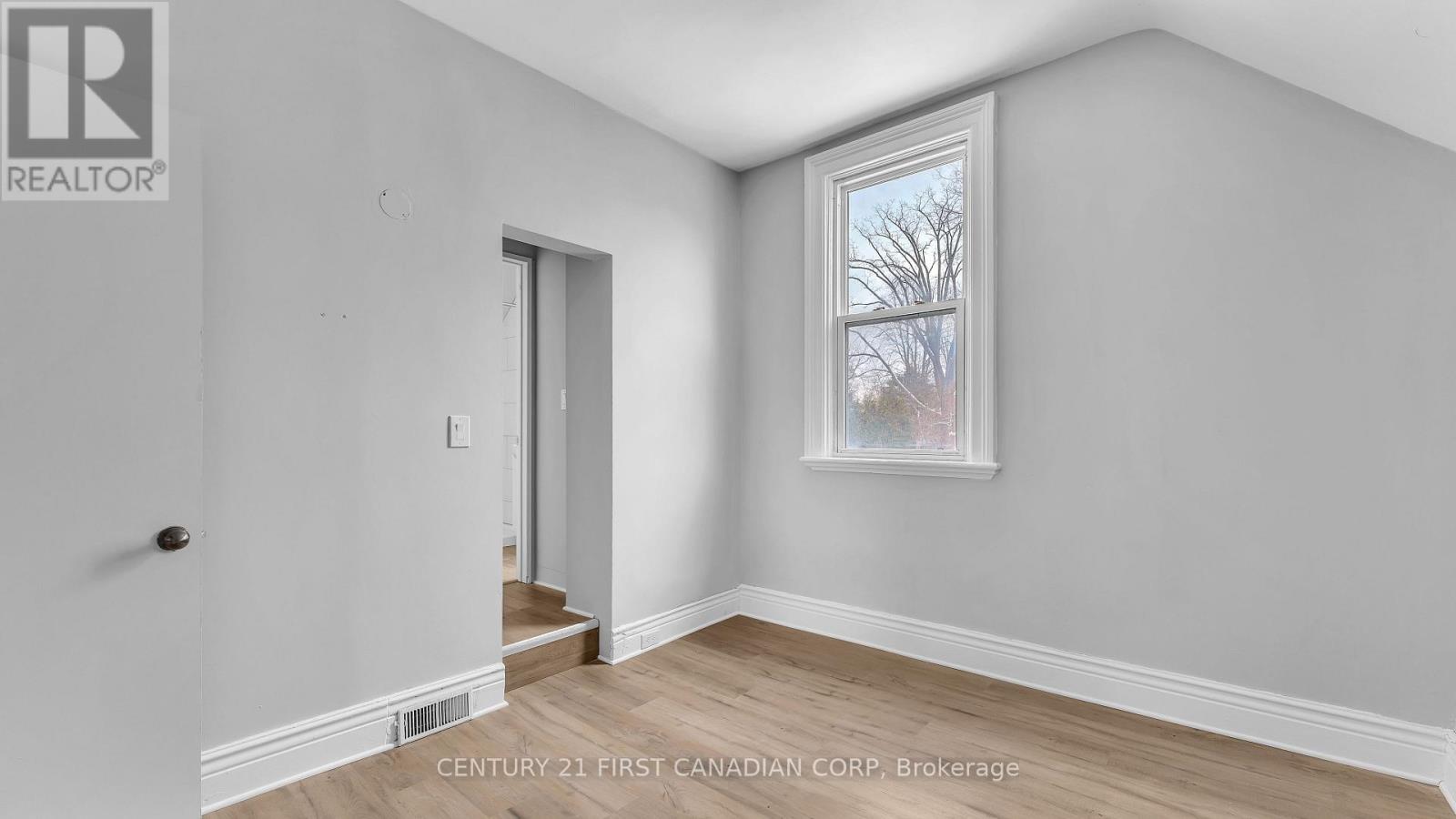 118 Wharncliffe Road S Property Photo 6