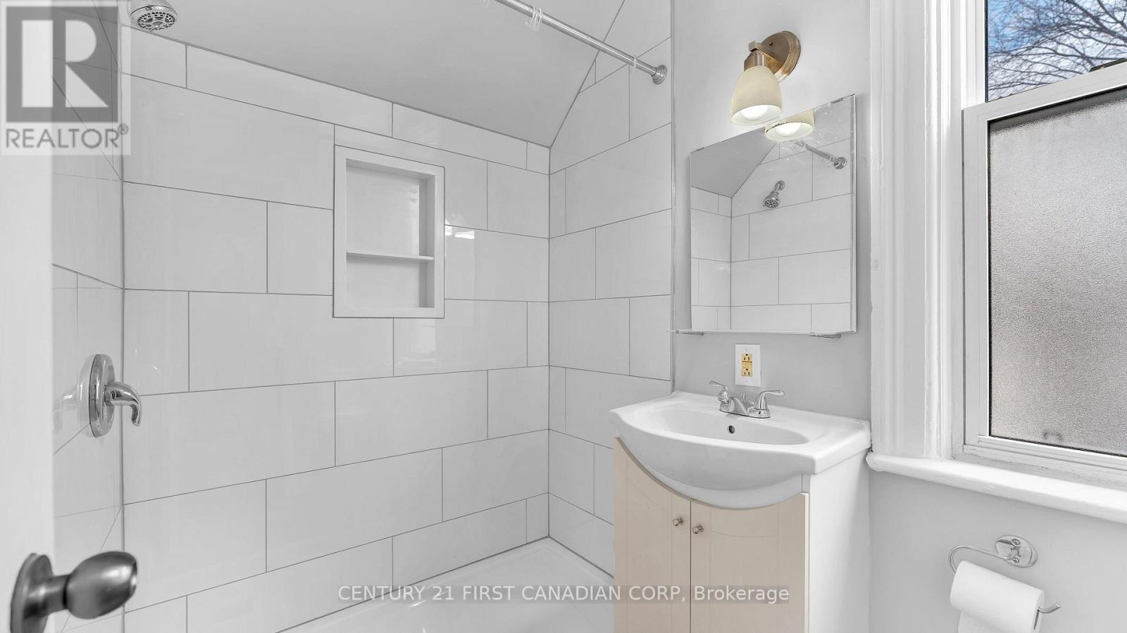 118 Wharncliffe Road S Property Photo 7