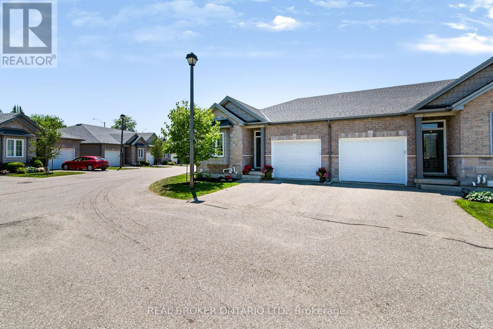 22-244 Dundas Street Property Photo 1