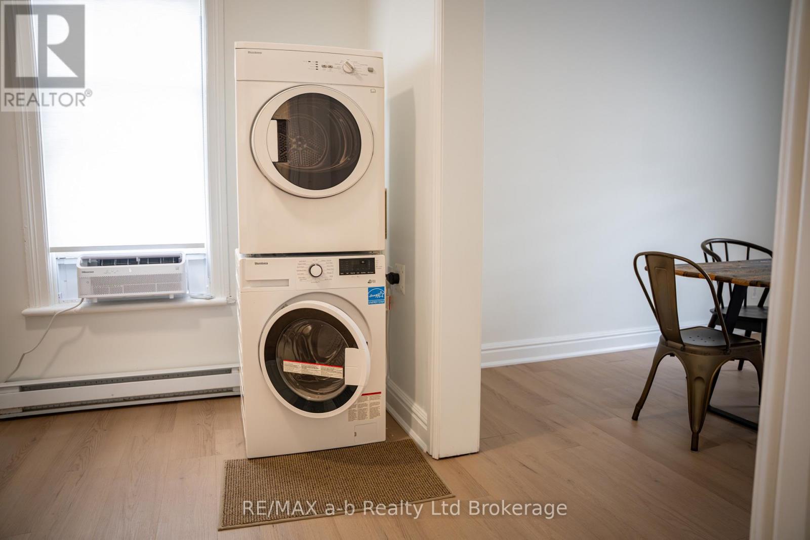 Upper - 390 Ontario Street Property Photo 8