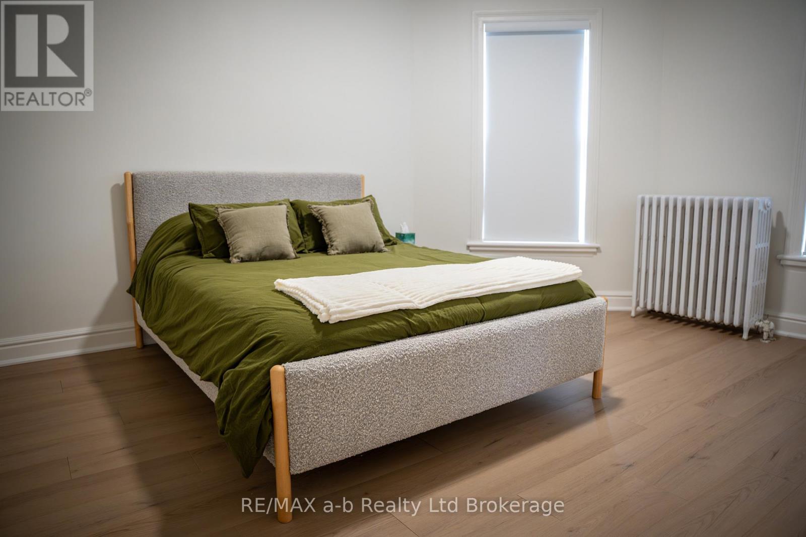 Upper - 390 Ontario Street Property Photo 9