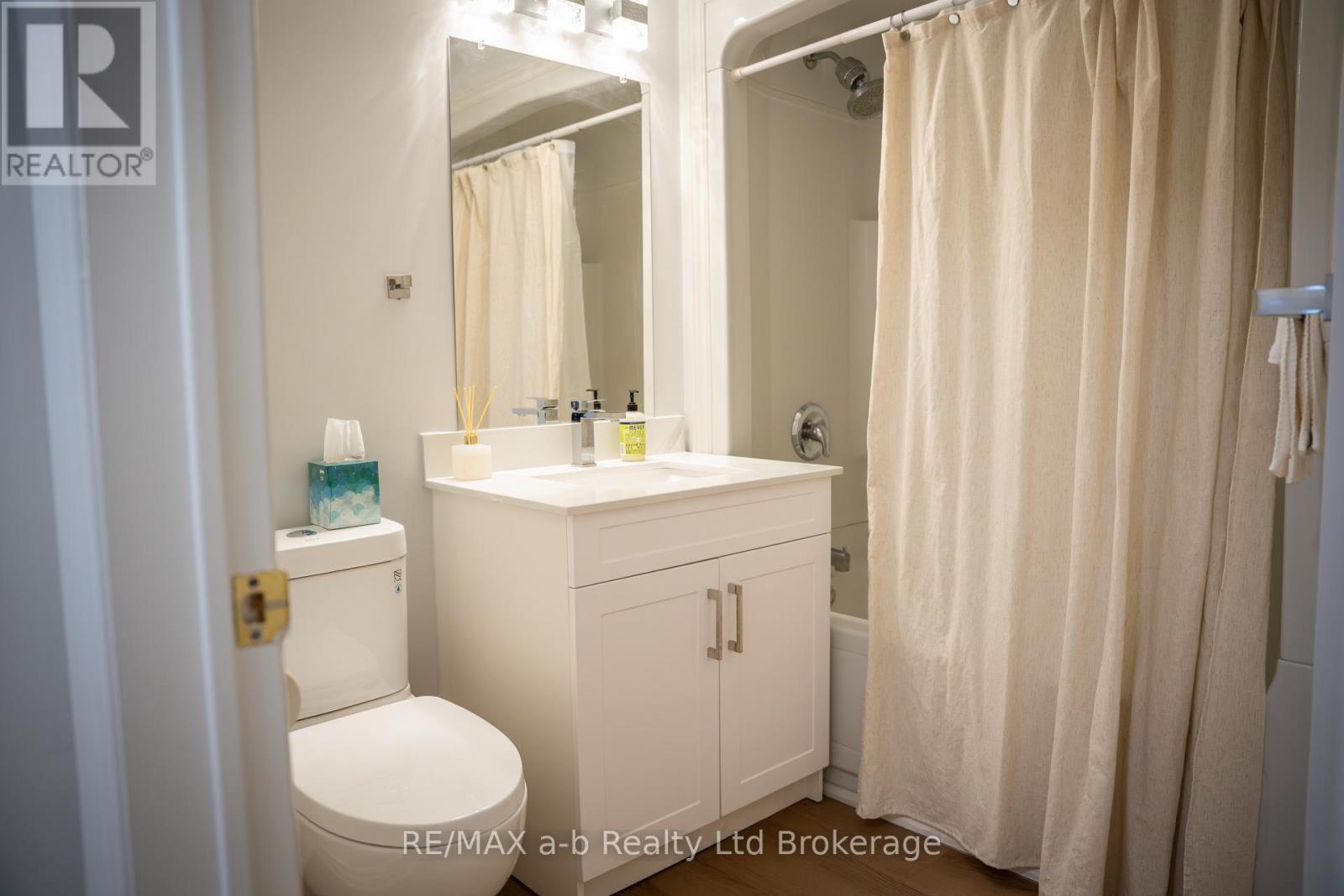 Upper - 390 Ontario Street Property Photo 10