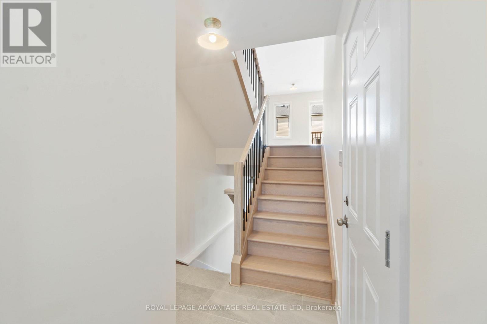35 Whitcomb Crescent Property Photo 2