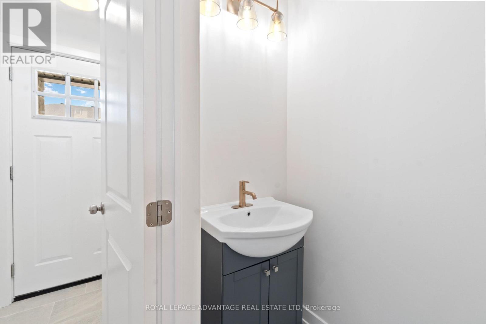 35 Whitcomb Crescent Property Photo 3