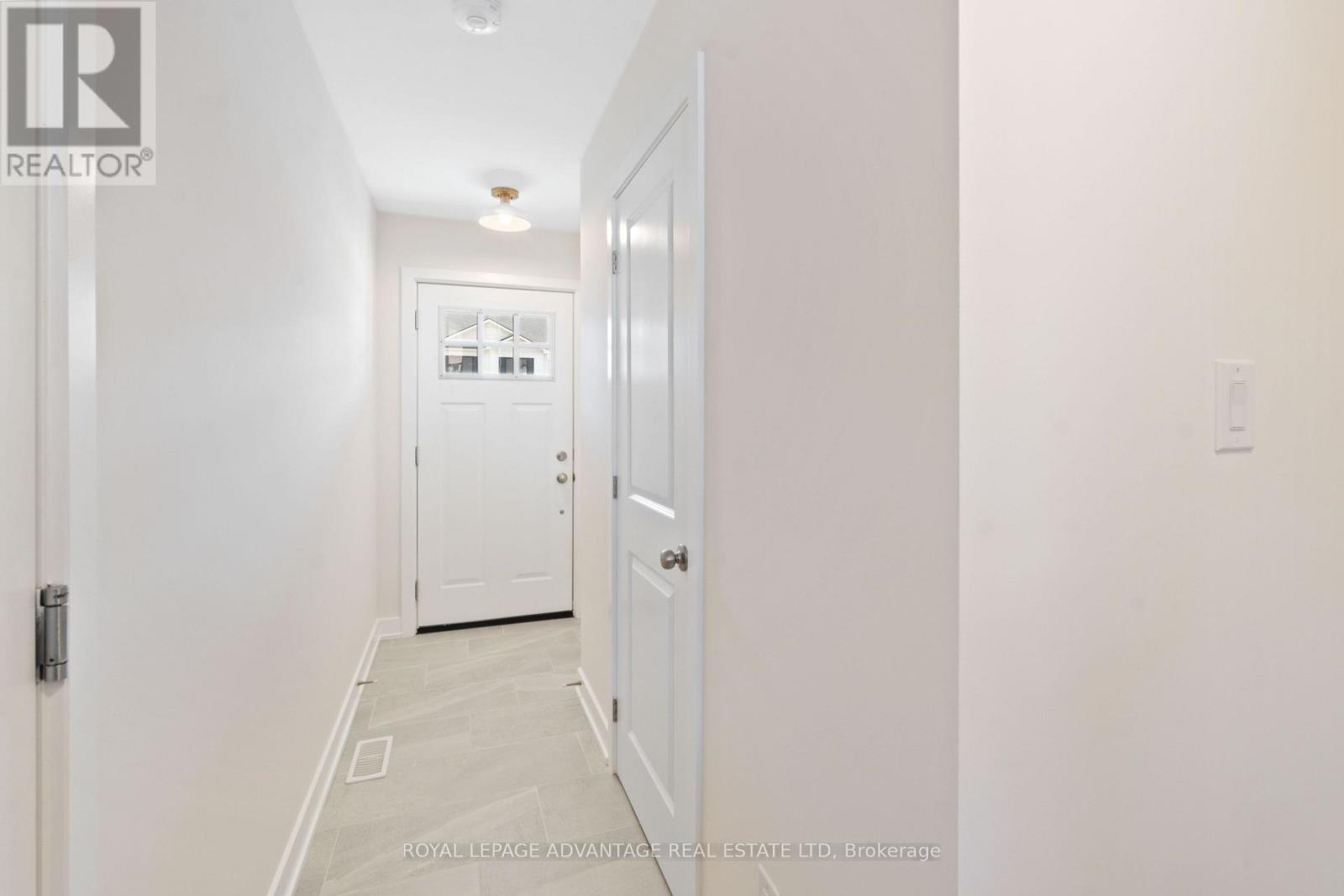 35 Whitcomb Crescent Property Photo 4