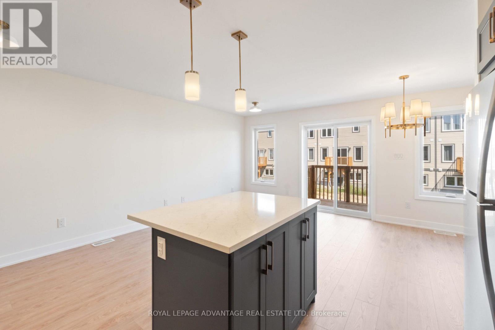 35 Whitcomb Crescent Property Photo 6