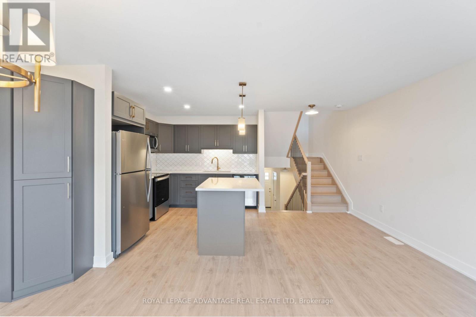 35 Whitcomb Crescent Property Photo 7